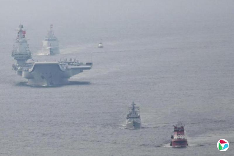 中国山东舰航母编队抵达香港海域
