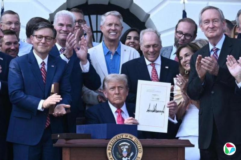 特朗普签署大而美法案 附带政治风险或不容忽视