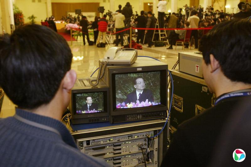 2003年,中国清洁能源转型的推动者温家宝在全国人民代表大会上发言。