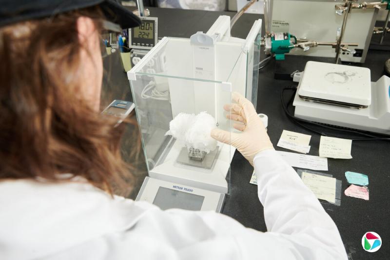 Cocona利用从美国西南部开采的矿物,将它们制成颗粒。然后,位于上中西部州和东南部州的工厂将这些颗粒制成母料,用于制造床上用品、毛巾和服装的面料。