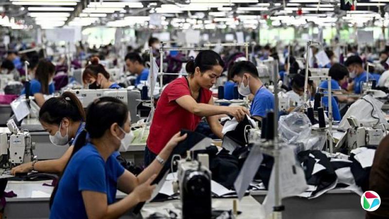 2025年7月2日,工人在越南太原省的一家服装厂缝制服装。越南是一个依赖出口的全球制造业中心。