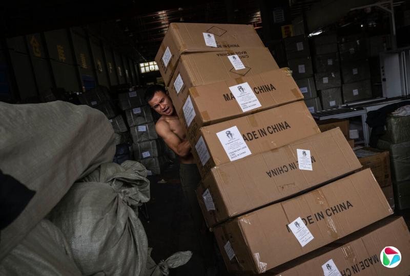 中国义乌物流中心的工人将出口货物装入集装箱,中国利用越南和其他邻国来规避美国对中国商品征收的关税。