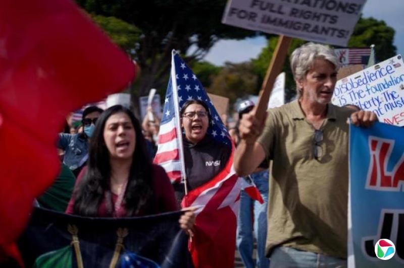 美国移民局突袭加州农场 致一工人死 200人被捕