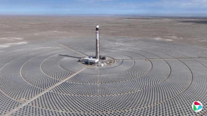 2024年7月16日,中国甘肃省酒泉市的光热电站施工现场鸟瞰图。该电站有一个内热塔和25,594多面定日镜,占地面积30平方米。建成后年发电量可达13.7亿千瓦时。