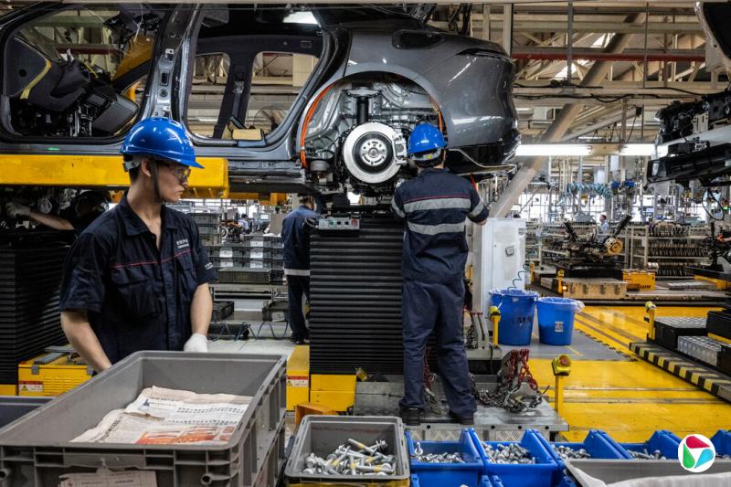 中国重庆一家电动汽车工厂的生产线工人。