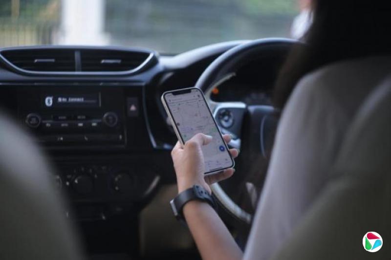 李振:开车低头看手机是新社会病