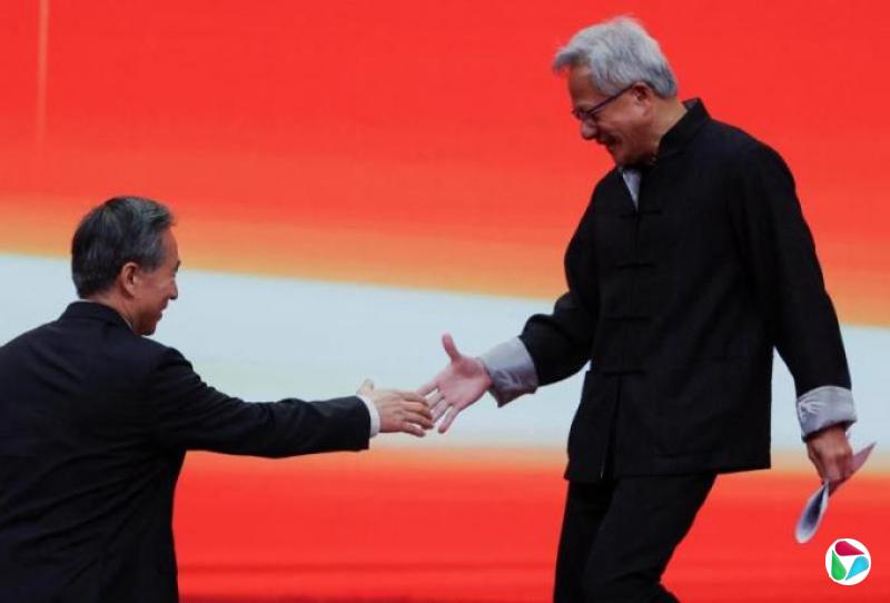 下午察:黄仁勋脱下皮衣换唐装