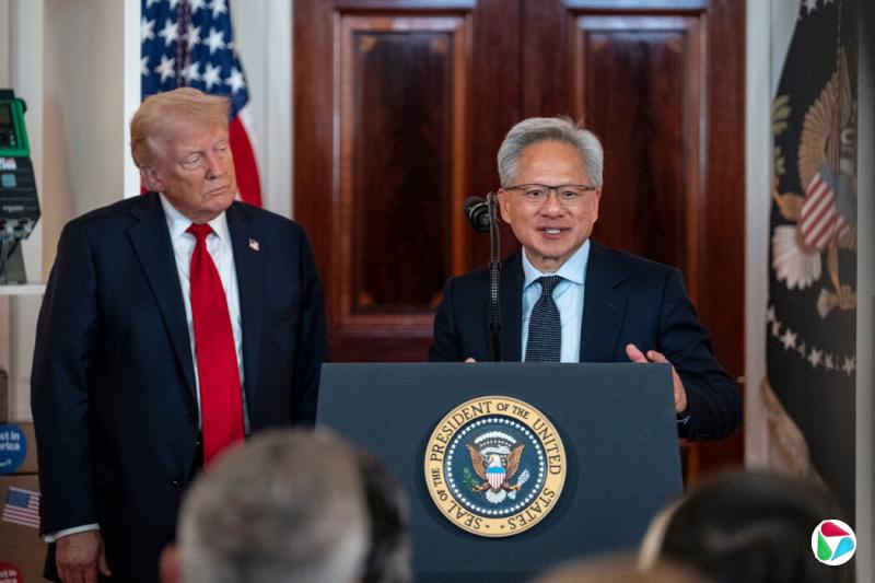 英伟达首席执行官黄仁勋与特朗普总统在白宫,摄于今年4月。