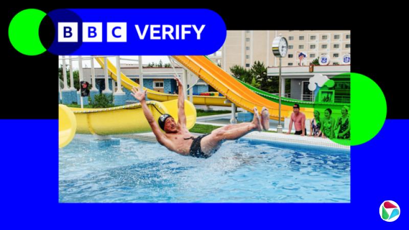 一名朝鲜游客在新度假村的滑水道上。