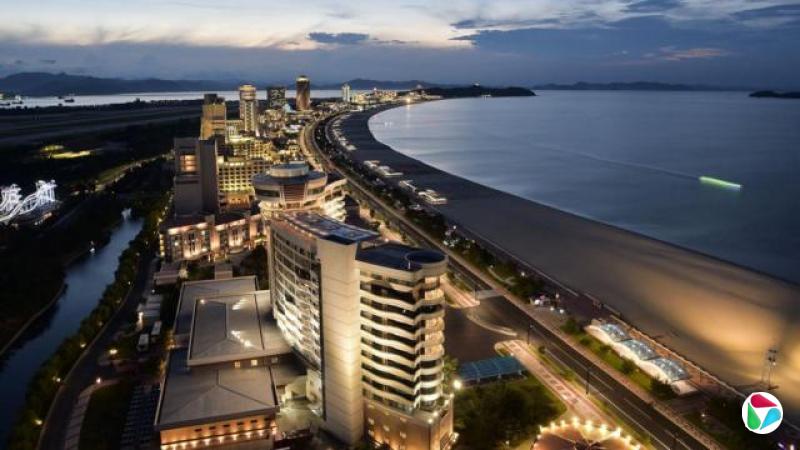 元山葛麻沿海旅游区(Wonsan Kalma Coastal Tourist Area)。图中可见一系列多层建筑,均坐落于海岸线旁。