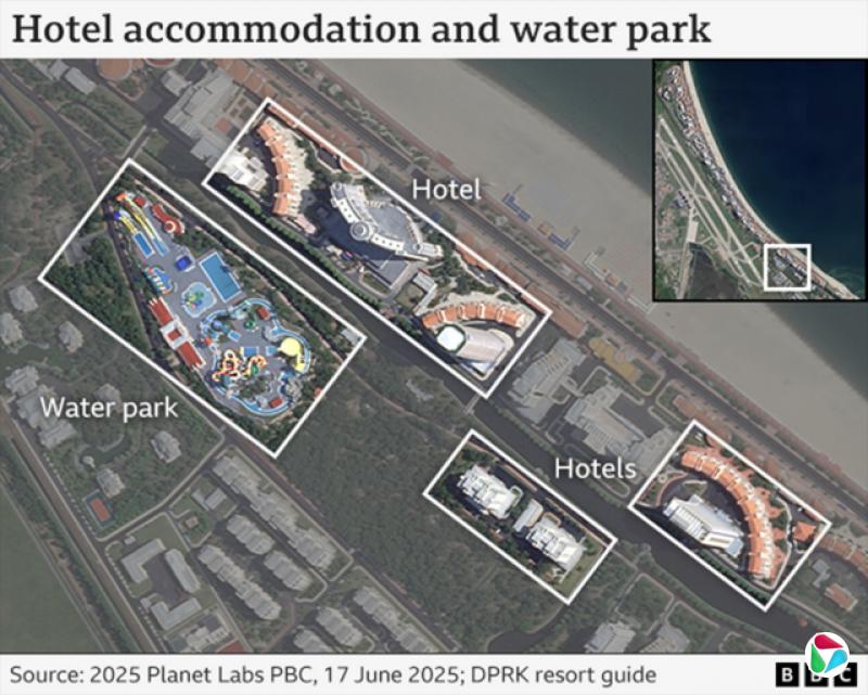 一张显示新度假区的卫星图片。标注的是一座水上乐园和数家酒店。它们都位于海岸线沿线,可以看到一片沙滩。