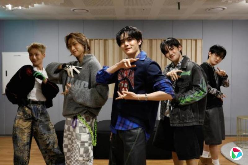 韩国K-pop新男团亮相 两名成员来自朝鲜