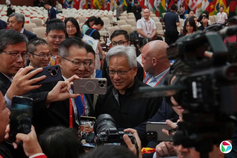 在过去几天里,黄仁勋与华盛顿和北京的高级官员举行了一系列会晤,推销人工智能以及他的公司在该行业的核心作用。
