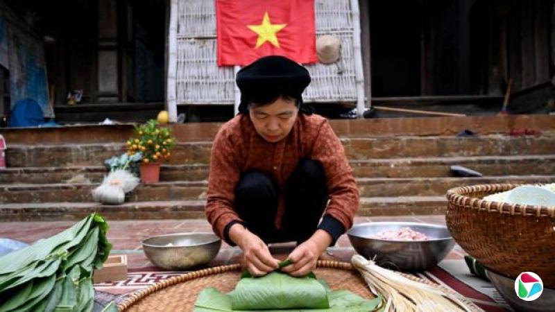 这张摄于2025年1月23日的照片显示,阮氏翠红(Nguyen Thi Thuy Hong)正在其河内郊区家中的院子里包裹“粽子”(Banh Chung),这是一种传统的越南农历新年(春节)美食。以糯米、绿豆和五花肉包裹制成的粽子,几个世纪以来一直是为迎接春节在家中热烈准备的多种菜肴之一。