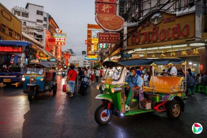一辆泰国嘟嘟车行驶在曼谷唐人街耀华力路的步行街上。