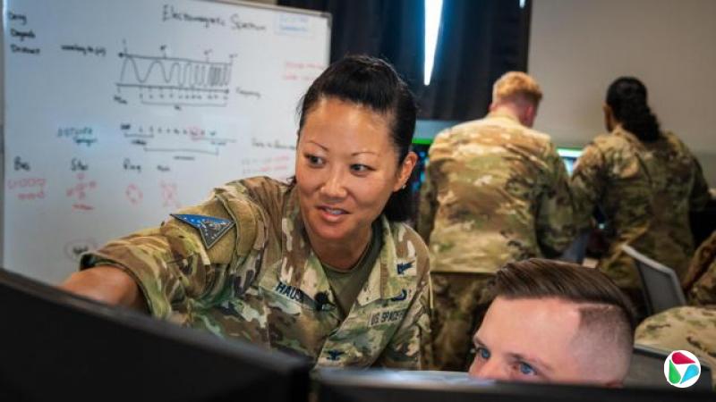 菲尼克斯·豪瑟上校在基地内指着萤幕。