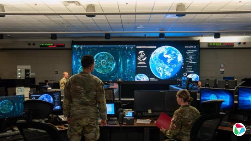太空军部队在基地内注视着萤幕,萤幕上显示着地球及其轨道上的各种物体。