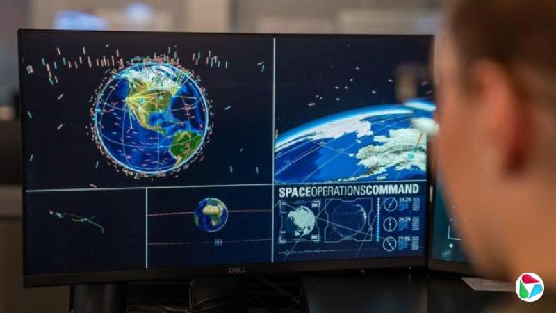 一名美国士兵在科罗拉多的巴克利太空部队基地,注视着萤幕上显示的地球与其上方的飞行物体。