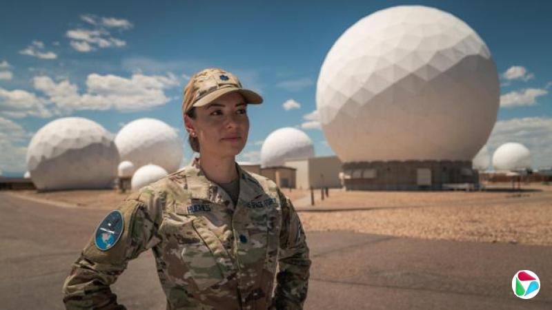 休斯上校(Ann Hughes)站在科罗拉多一座巨型雷达阵列前方。