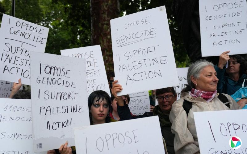 示威者聚集在伦敦议会广场,举着支持组织的标语牌。(法新社)