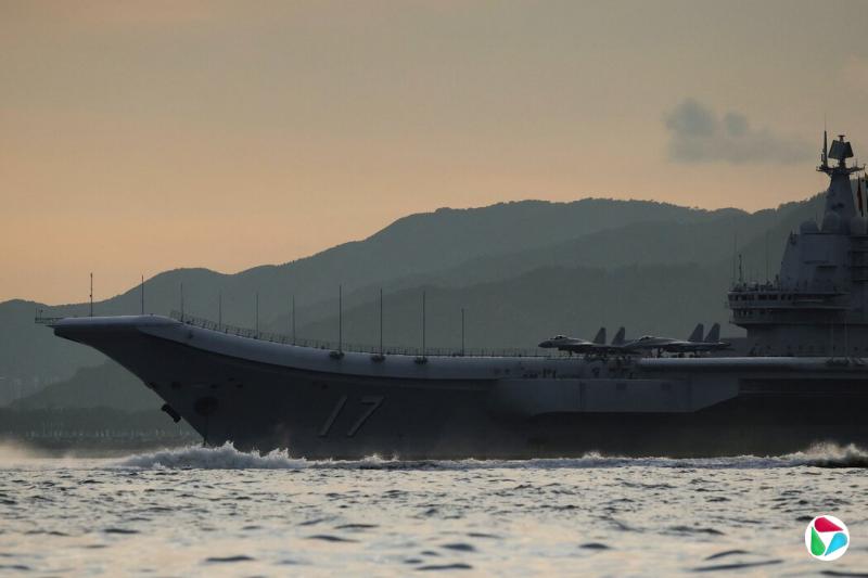 中国首艘国产航空母舰山东舰本月访问香港,图片上能看到其飞行甲板上的战斗机。