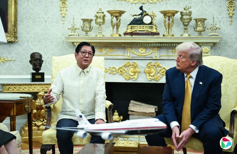 菲律宾总统小马可斯(左)在白宫会谈开场时告诉媒体,美国是菲律宾“最强大、最亲密、最可靠的盟友”。图右是美国总统特朗普。(法新社)