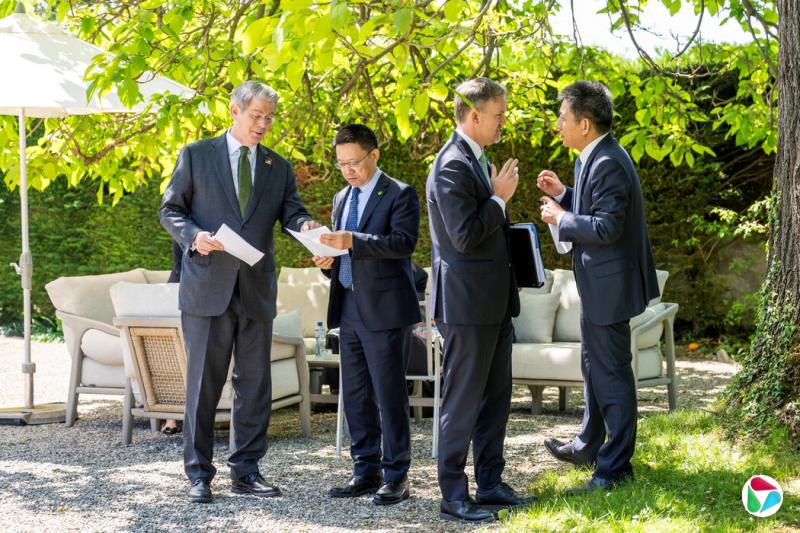 美国财政部长斯科特·贝森特(左)与美国贸易代表贾米森·格里尔(右二)于5月在日内瓦与中方官员会面。