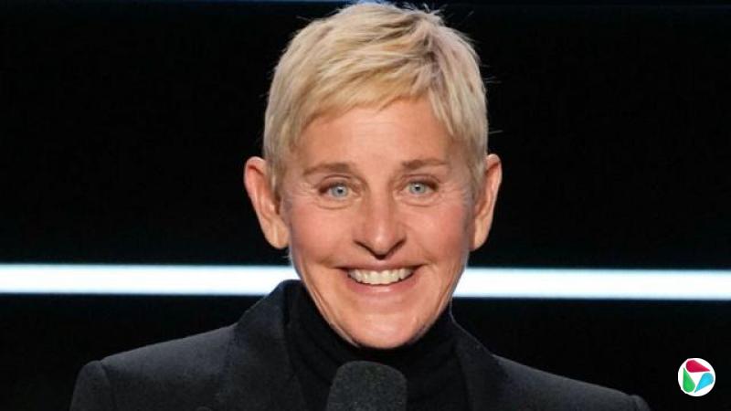 艾伦·德杰尼勒斯(Ellen DeGeneres)身穿黑色外套,并且微笑。