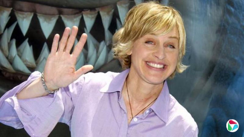 2003 年,艾伦在《海底总动员》首映式上微笑挥手。