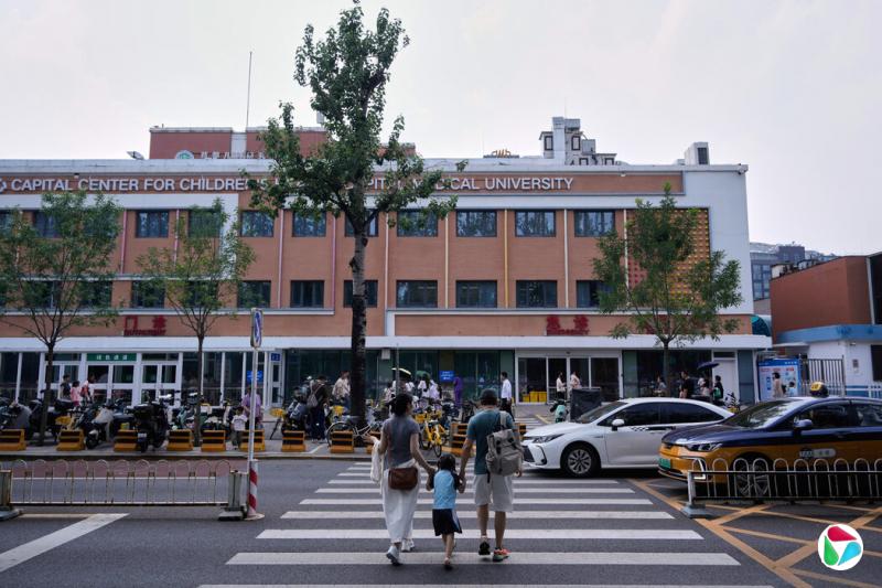 北京的一家儿科医院,摄于7月。