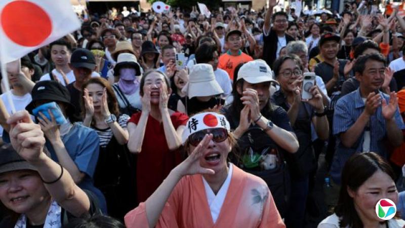日本东京参政党选后集会上一名女性支持者欢呼(21/7/2025)