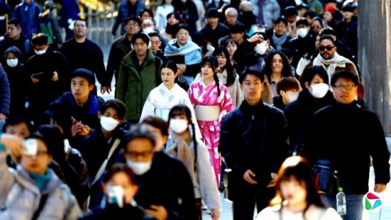 元旦日东京明治神宫外民众鱼贯进入参拜(1/1/2025)