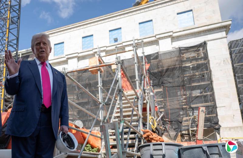特朗普在美国联邦储备局总部的翻修工程工地回答记者的提问。(法新社)