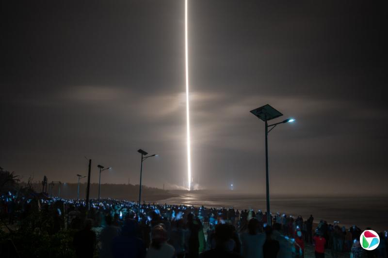 一枚长征八号运载火箭从海南的一个发射场发射升空。