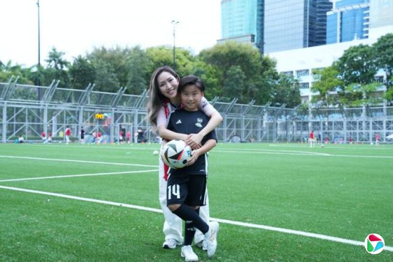 Emmy与儿子Eito在阿仙奴足球学院课堂前合影