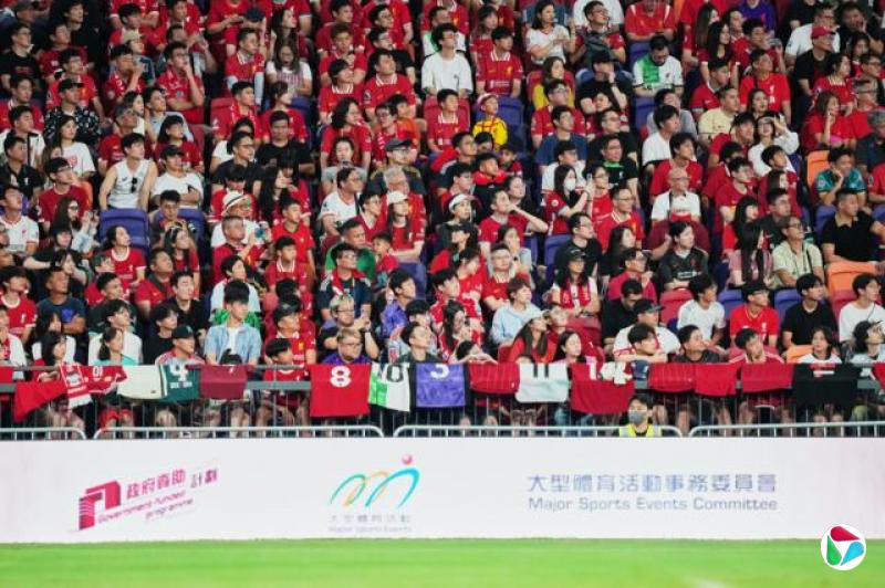 香港启德体育园中的香港球迷望向球场