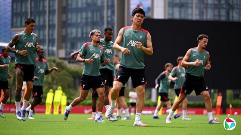 利物浦球员远藤航于2025年7月22日,在中国香港的启德体育园参加季前训练,备战即将到来的热身赛