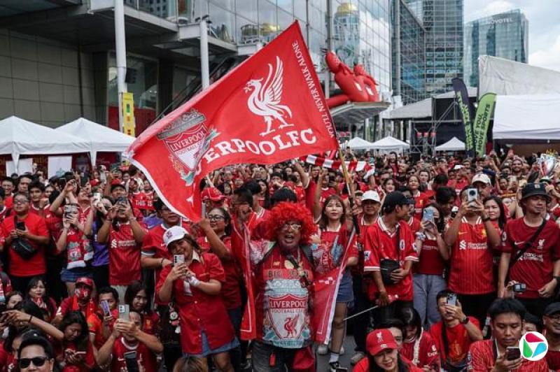 曼谷的利物浦球迷身着球衣迎接球队的到来