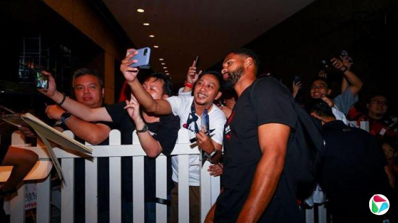 AC米兰球员Ruben Loftus-Cheek于2025年7月20日现身新加坡滨海湾康莱德酒店,与当地球迷近距离互动