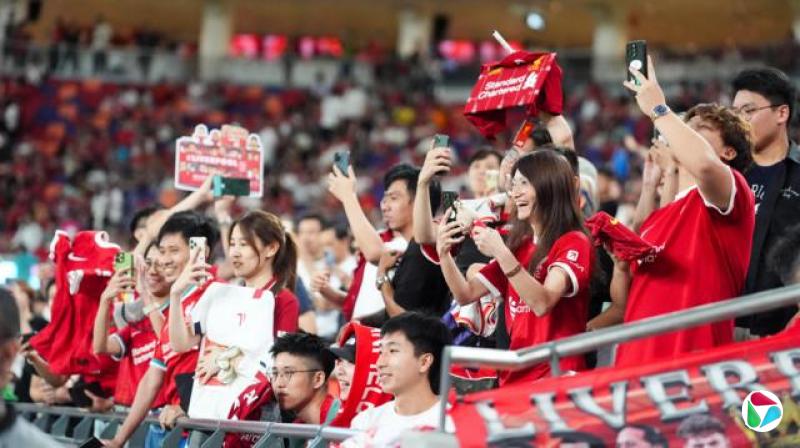 现场观看利物浦公开训练的香港球迷