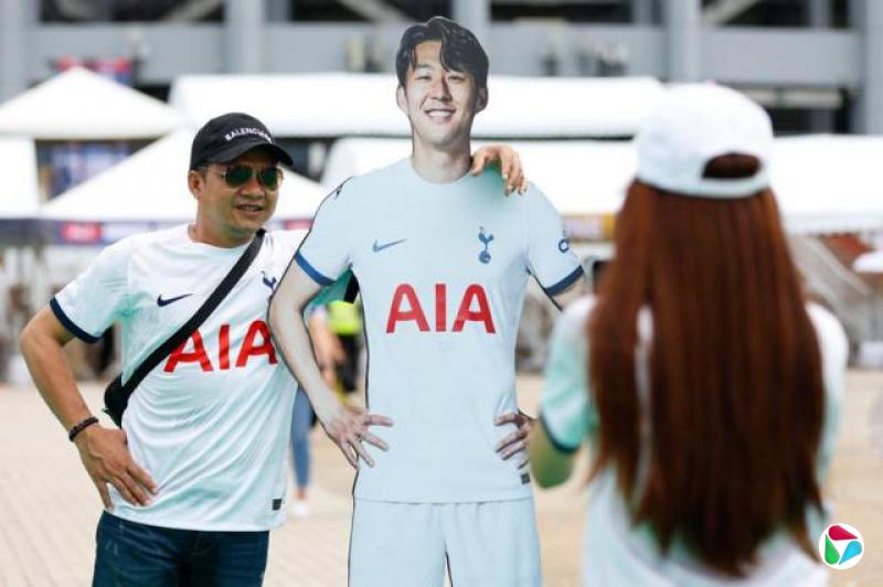 热刺球迷在2023年7月23日于泰国曼谷的拉加曼加拉体育场,在热刺对李斯特城的季前友谊赛开赛前,与孙兴慜的人形立牌合影留念