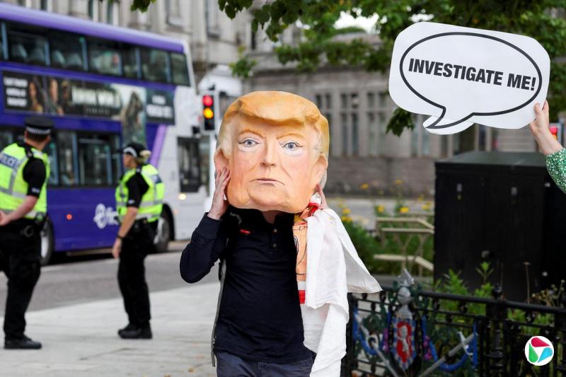 一名示威者星期六(7月26日)戴着美国总统特朗普的纸糊头像进行示威,抗议特朗普的来访。(路透社)