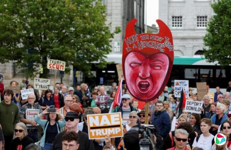 特朗普访问英国苏格兰 大批民众走上街头抗议