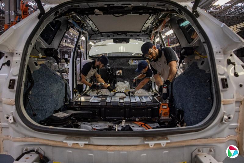 在巴西伊拉塞马波利斯长城汽车新工厂接受培训的工人。