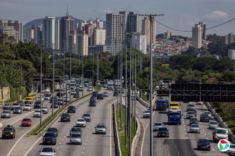 在圣保罗等城市,价格低廉的中国电动汽车和插电式混合动力汽车正越来越多被买家接受。