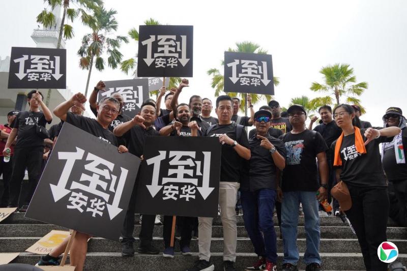 大批民众高举“倒安华”的标语,在吉隆坡多个地区集会抗议。(东方日报)