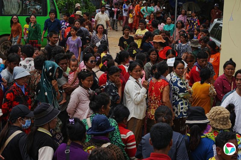 周日,柬埔寨奥多棉吉省的居民在等待领取物资。