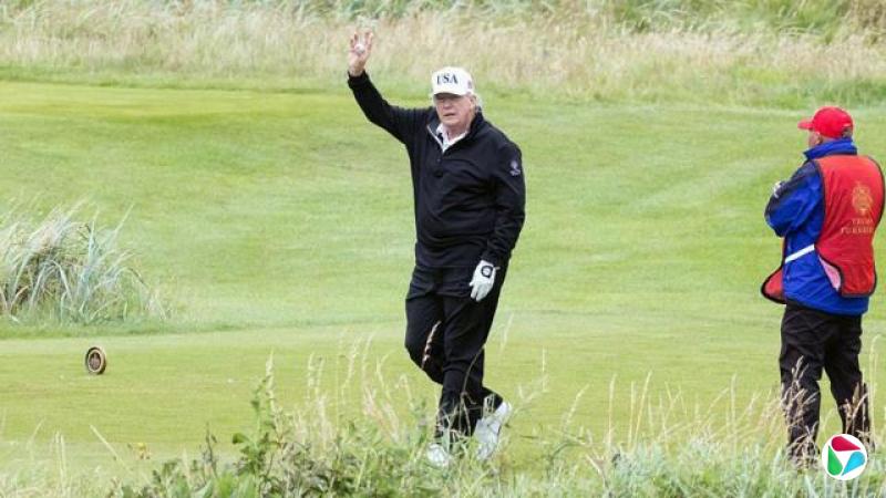 特朗普在高尔夫球场向镜头挥手