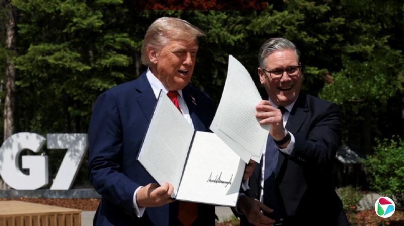 美国总统特朗普与英国首相基尔·斯塔默在七大工业国集团(G7)峰会会议期间,共同展示一份已签署的贸易协议