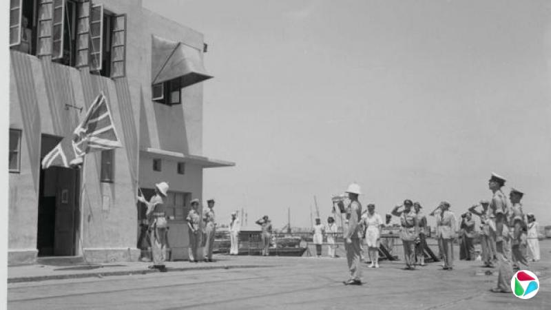 1948年,一名英国海军陆战队员降下联合王国国旗,正式结束英国对巴勒斯坦的统治